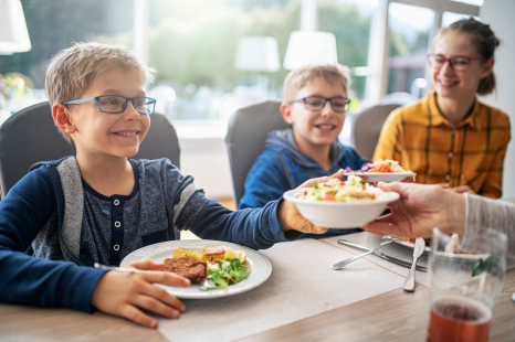 Kids-at-restaurant